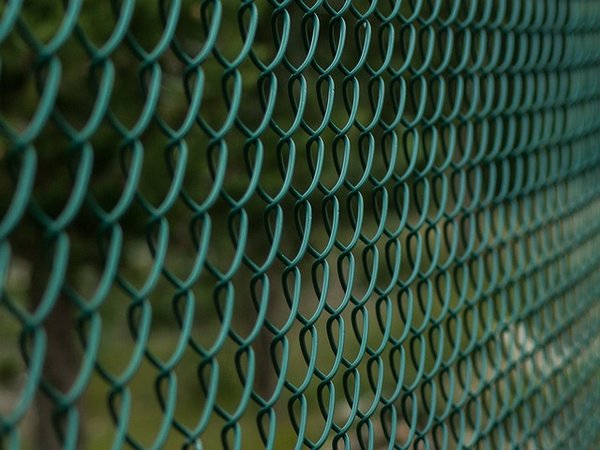 Comment réussir sa pose de clôture rigide en 5 étapes clés